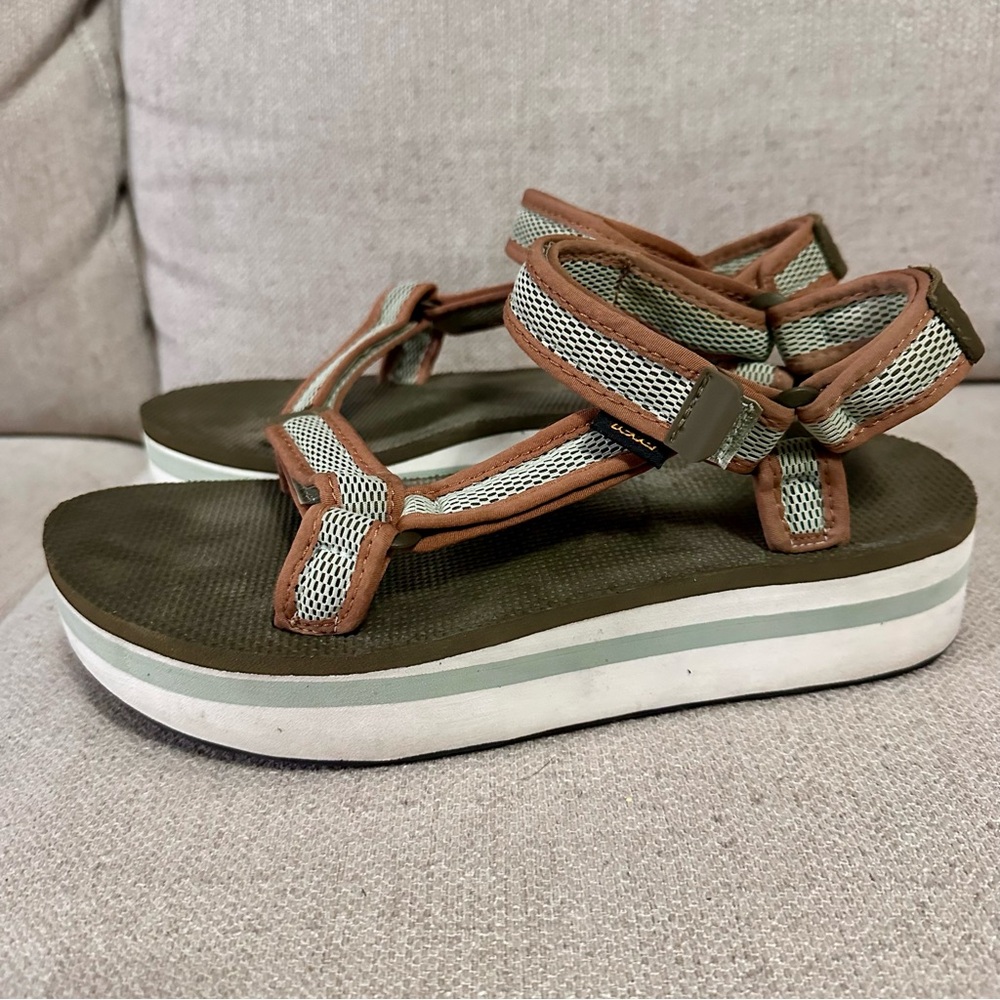 Teva Women's Flatform Universal
Mesh Print Sandals Tan Green Strappy EUC 10